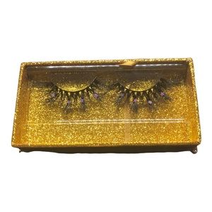 Dramatic lashes with purple star shaped sparkles. Comes with magnetic pen.